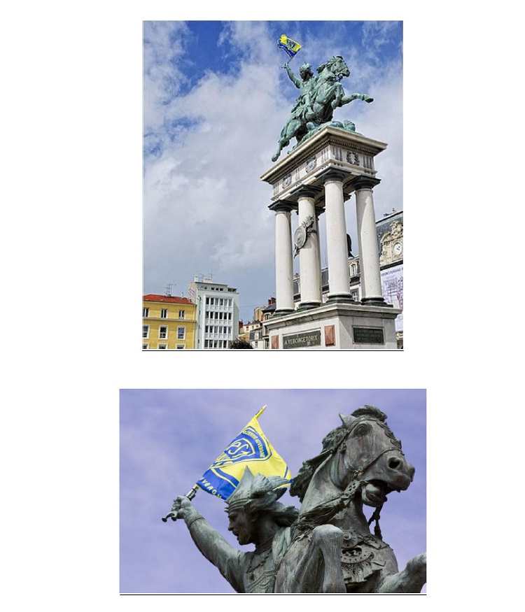 Annexe 15 : Statue de Vercingétorix sur la Place de Jaude à Clermont-Ferrand tenant dans sa main un drapeau de supporter