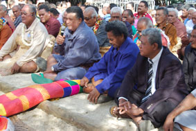 Geste de réconciliation entre les chefferies de et  Wallis et Futuna et le Sénat  Coutumier Le  25 juillet 2009.