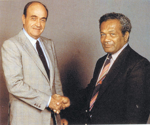 Photo 8 – Accords de Matignon signés en 1988 entre les 2 leaders oposants politiques