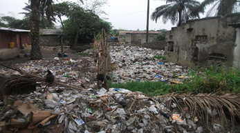 Immondice dans la parcelle pour lutter contre les inondations à Bumbu Immondice dans la parcelle pour lutter contre les inondations à Bumbu