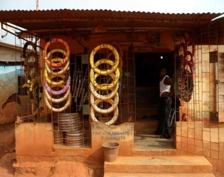Boutique de pièces détachées et pneumatiques au quartier Oké-Ata à Pobè