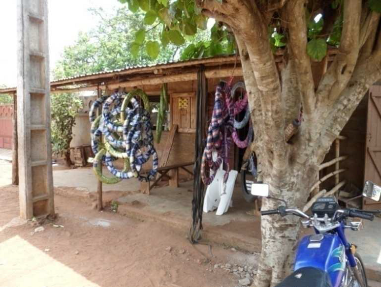 Boutique de pièces détachées et pneumatiques au quartier Ossomou I à Pobè