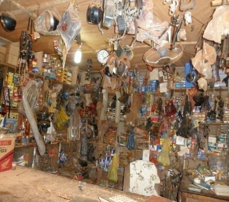 Intérieur d’une boutique de pièces détachées et pneumatiques à Pobè