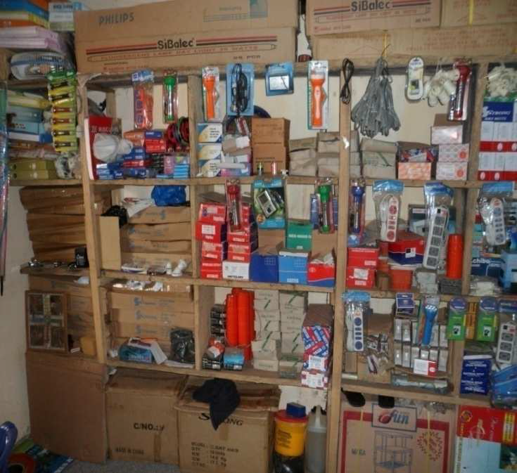 Intérieur d’une boutique de vente des produits électronique au quartier Oké ola